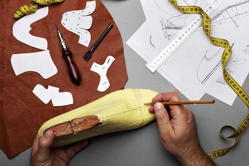 鞋楦加上牛津鞋及鱷魚皮的展示圖