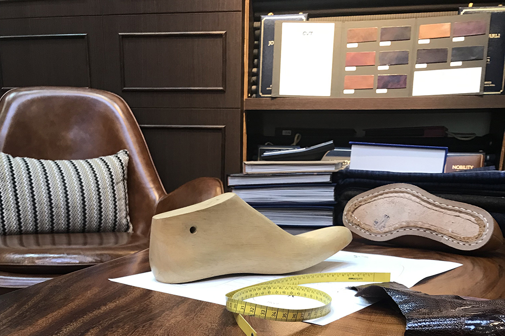 皮鞋師傅與客戶溝通中