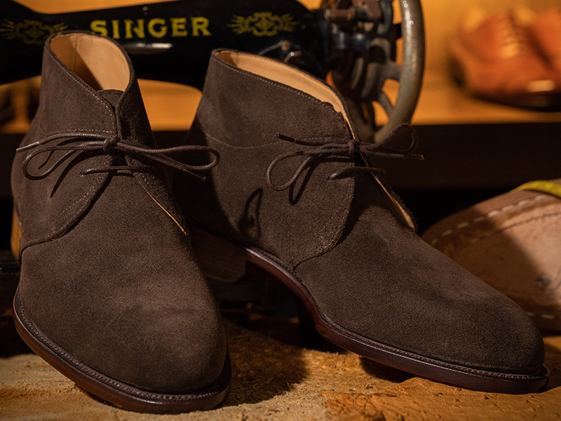 麂皮製成的Chukka boots
